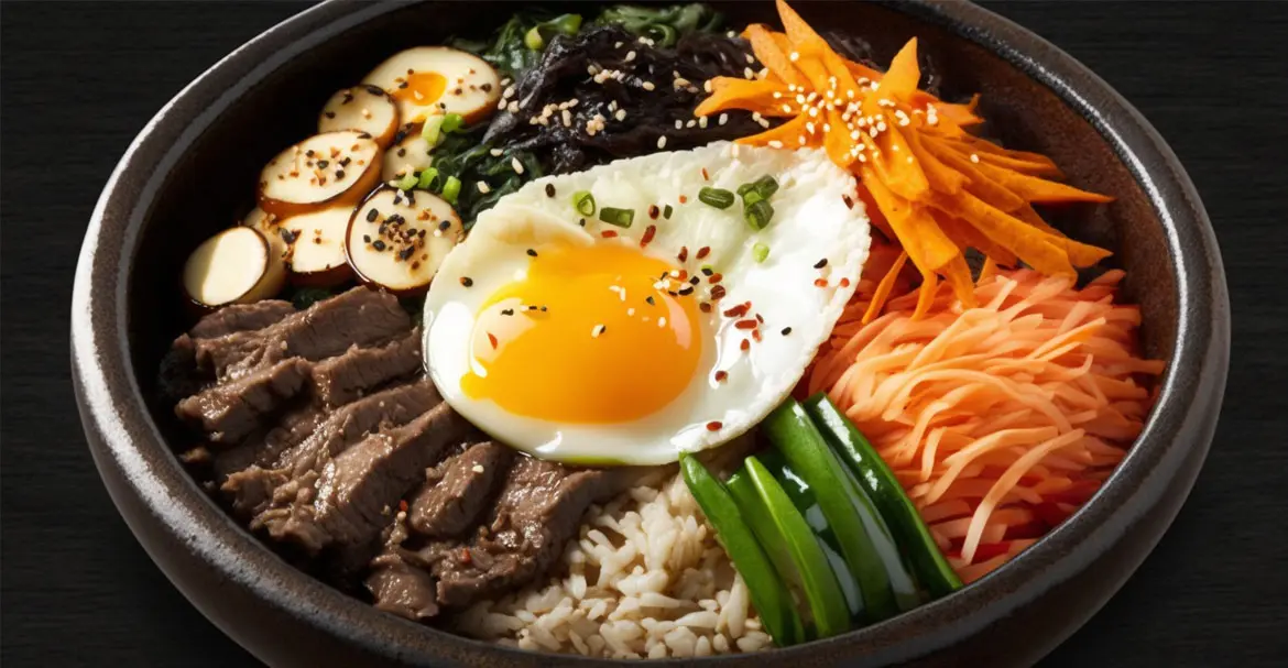 Bowl de arroz para sushi con carne, huevo y salsa picante