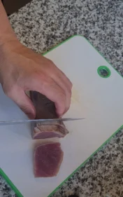 Lomo de atún rojo cortado en lonchas tras el sellado tipo tataki japonés