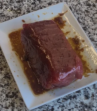 Lomo de atún rojo marinado con soja, mirin, jengibre y sésamo