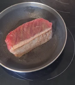 Lomo de atún marcado por fuera y crudo por dentro al estilo tataki japonés