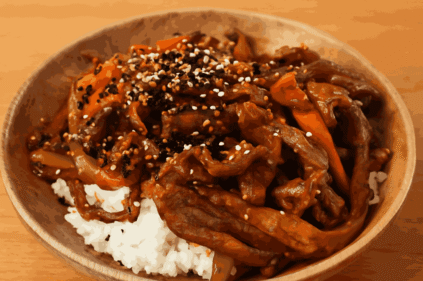 Bulgogi coreano con pimienta negra y gochujang salteado al wok con arroz y kimchi