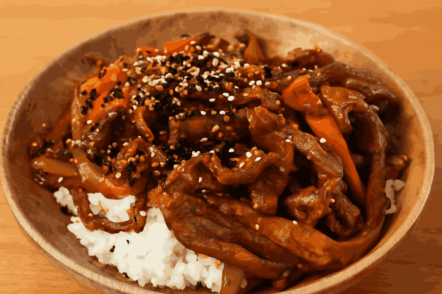 Bulgogi coreano con pimienta negra y gochujang salteado al wok con arroz y kimchi